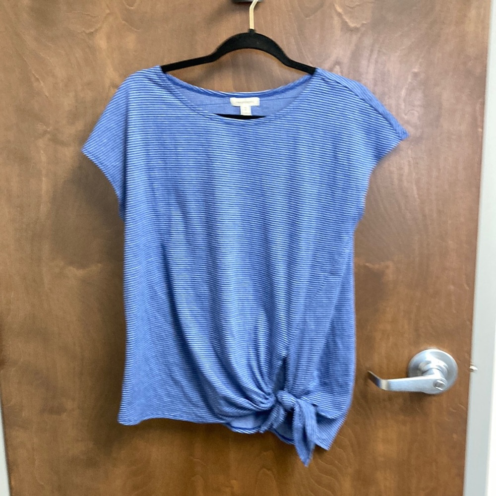 Max Studio Women’s Top Size Medium Blue and White Striped.